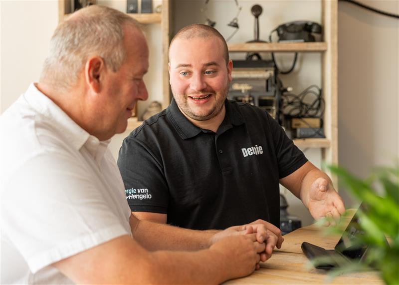 Wereldbol met bonsaiboom in hand